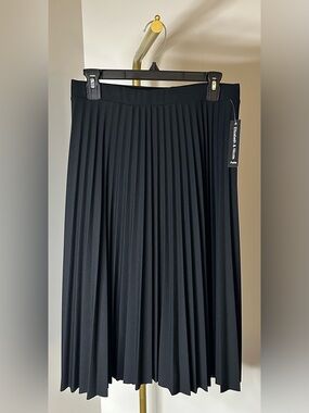 NWT! Elizabeth and Nicole Black Pleated Midi Skirt